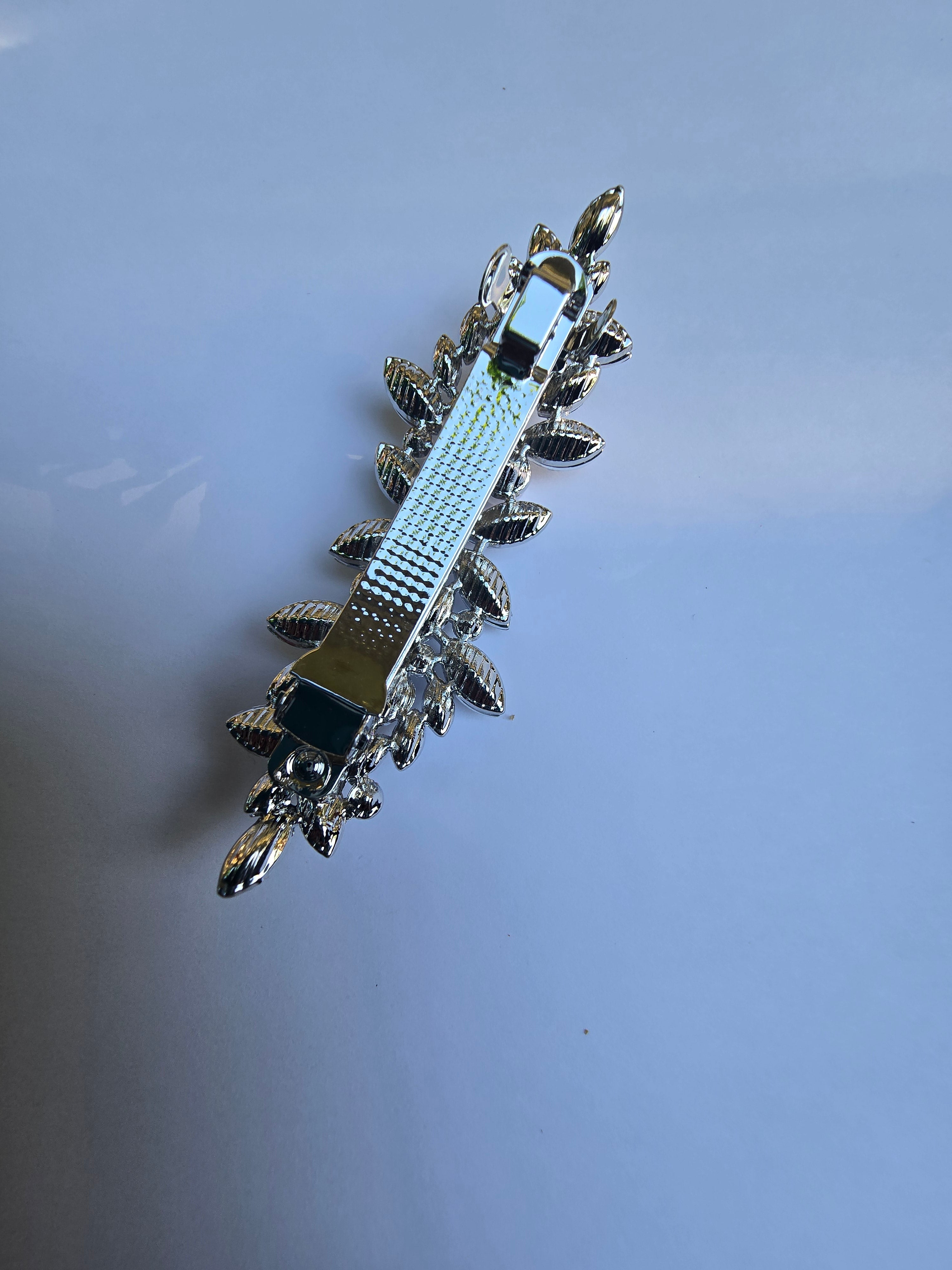 Hair clip with rhinestones and pearls